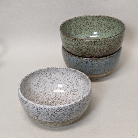 Practical Bee bowls: speckled tan clay, farmhouse-inspired glazes, microwave/dishwasher safe, 2.75