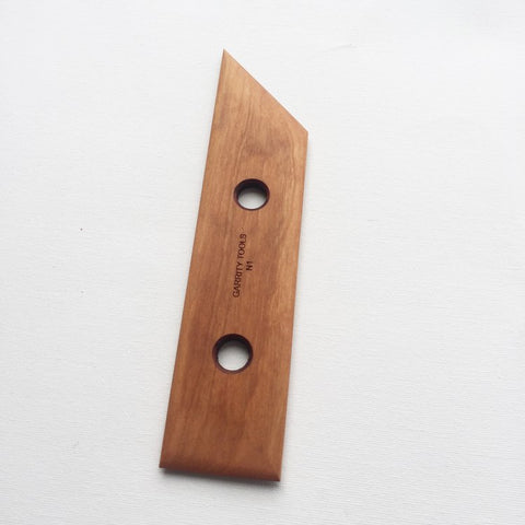 N1 tool with long, sharp, and angled edges for shaping straight and smooth walls. 90° and 45° ends for versatility. 7.5